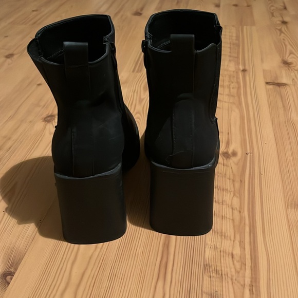 Black bootie with chunky heel - torrid - Picture 2 of 8